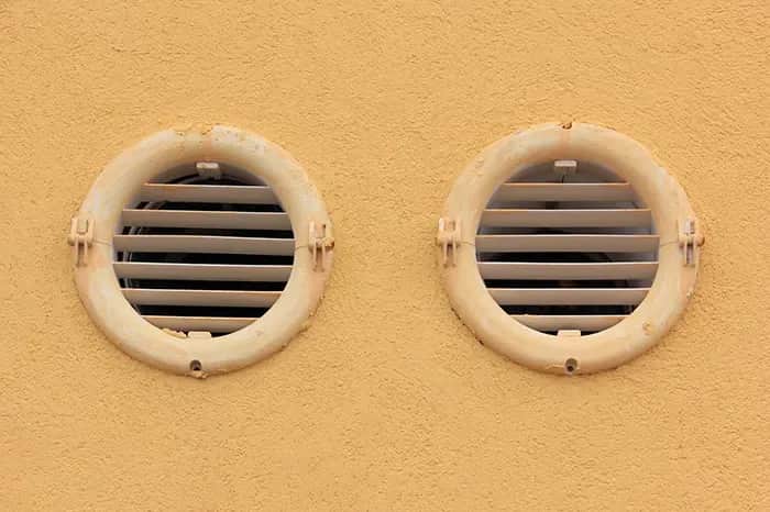 Komin i kratka wentylacyjna: Jak prawidłowo połączyć elementy?