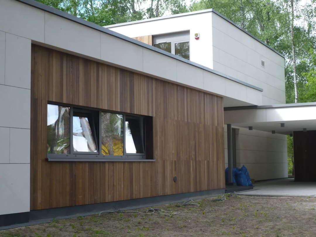 Elewacje drewniane pionowe: Montaż, zalety i konserwacja