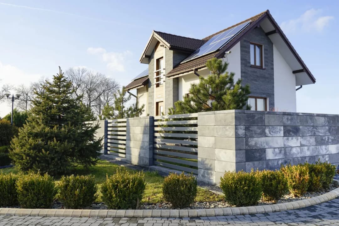 Ogrodzenie z wapienia: trwałe piękno i elegancja w Twoim ogrodzie