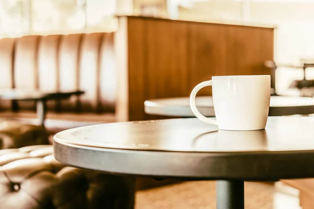 Okrągły, owalny, prostokątny: wybór kształtu stolika do małych wnętrz