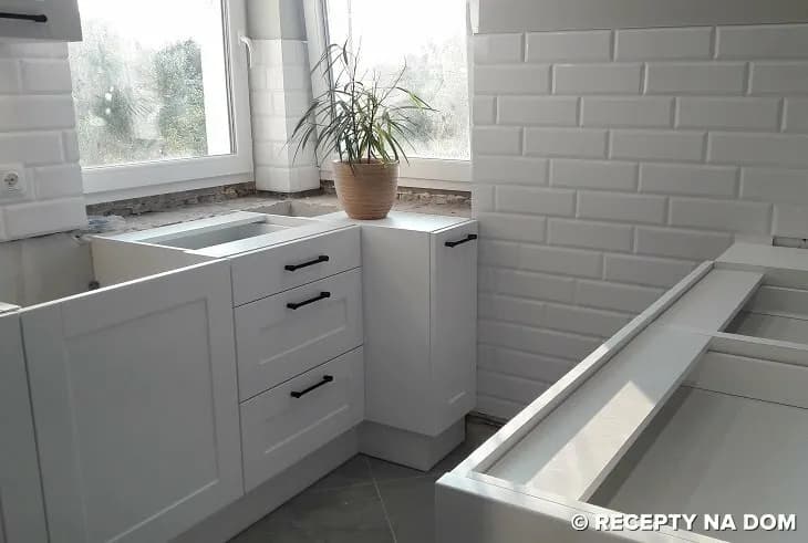 Parapet w kuchni niżej niż blat: korzyści i wyzwania aranżacji