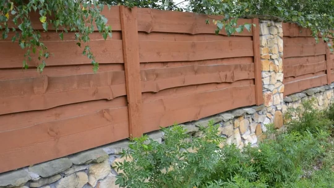 Kamienie na mur: Najlepsze rodzaje i techniki budowy ogrodzenia