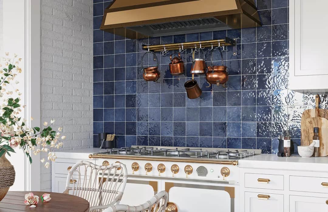 Co na ścianę w kuchni między meblami? Odkryj najlepsze pomysły