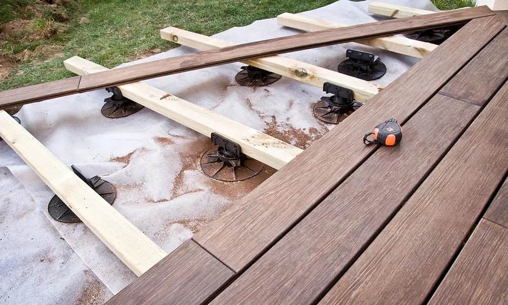Taras drewniany na betonowej wylewce: jak zbudować i konserwować