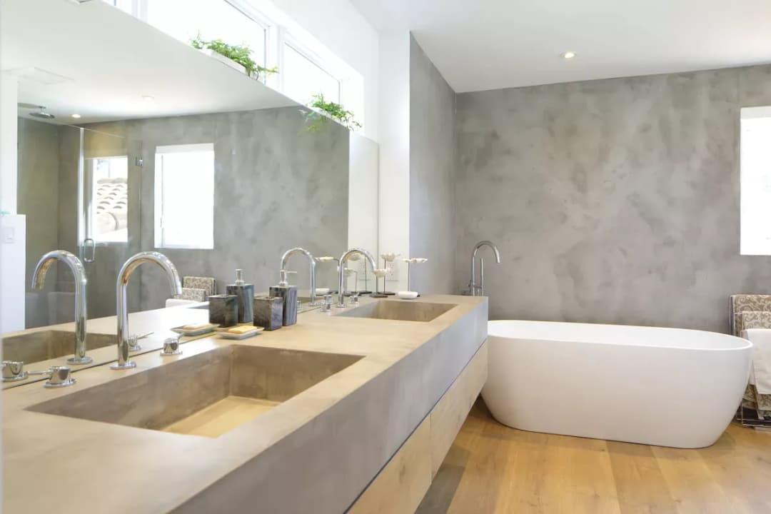 Łazienka bez płytek: Mikrocement, farby, tapety co wybrać?