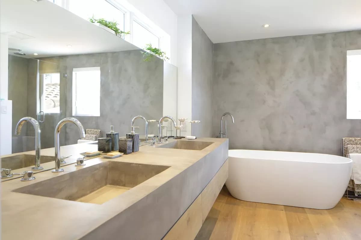 Łazienka bez płytek: Mikrocement, farby, tapety co wybrać?