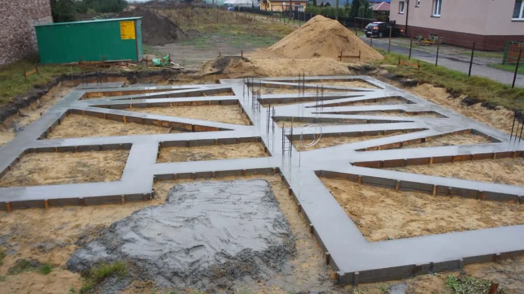 Jaki beton na ławy fundamentowe? Wybierz odpowiednią klasę i uniknij błędów
