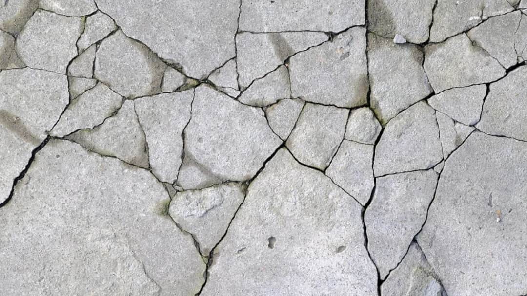 Jak skutecznie wyczyścić stary beton i przywrócić mu blask