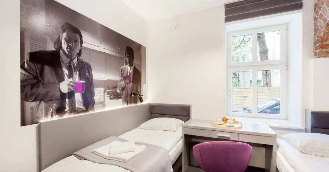 Co oznacza pokój ze wspólną łazienką? Zrozum, co tracisz wybierając go