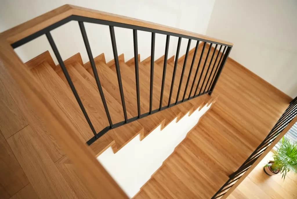 Schody z barierką: bezpieczne i zgodne z przepisami rozwiązania