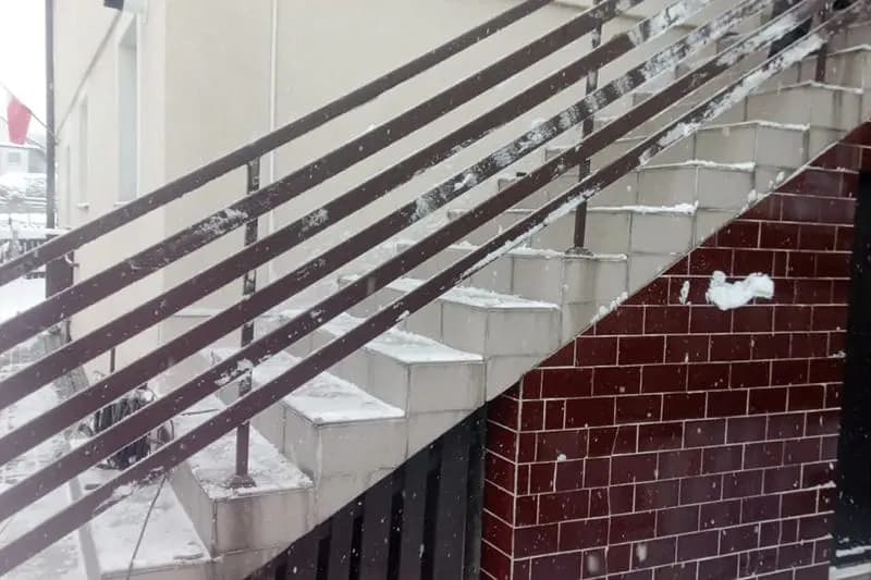 Balustrady zewnętrzne na schody: materiały, style i montaż