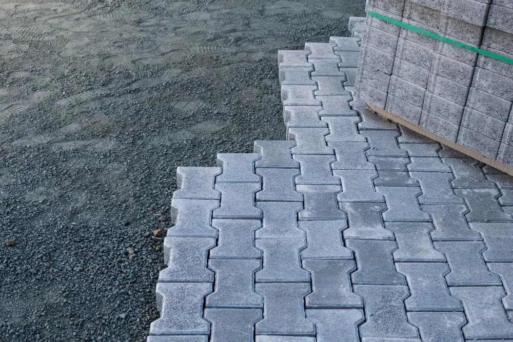 Jakie podłoże pod kostkę brukową zapewni trwałość i stabilność?