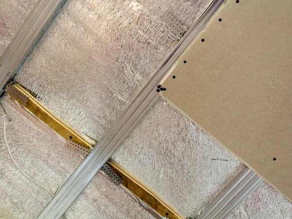 Łączniki do ścian działowych: rodzaje, zastosowanie i montaż