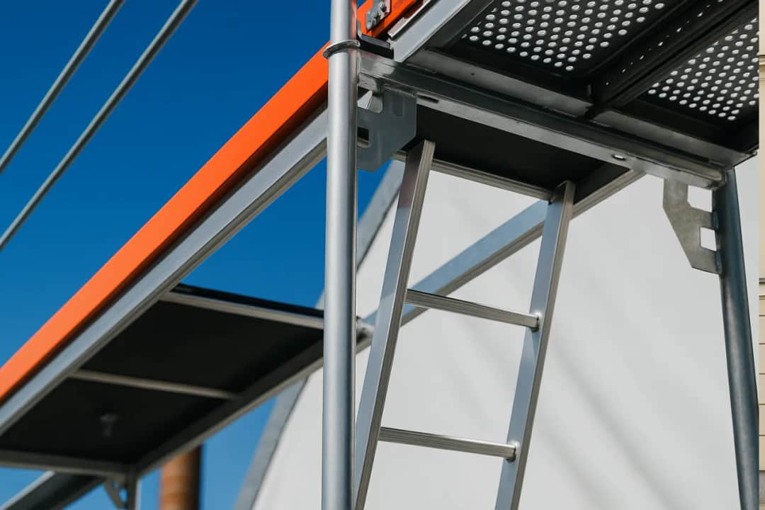 Nowe rusztowania elewacyjne: funkcjonalność i trwałość, które zaskakują