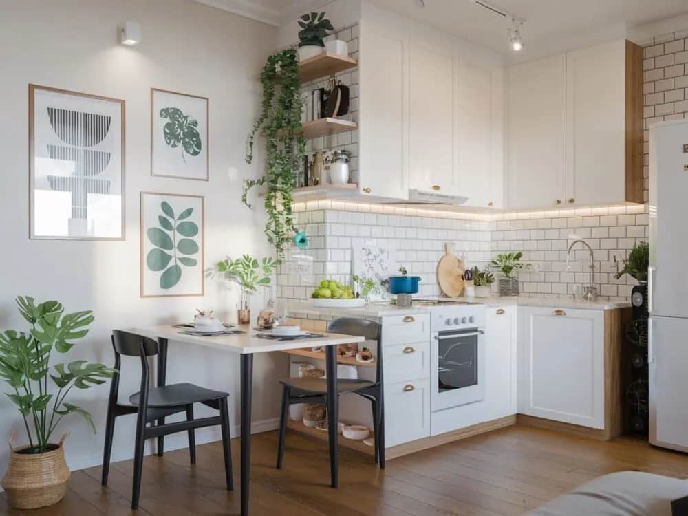 Czym wykończyć ścianę w kuchni przy stole, by uniknąć problemów?