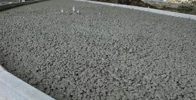 Czy beton przepuszcza wodę? Właściwości betonu wodoprzepuszczalnego i wodoszczelnego