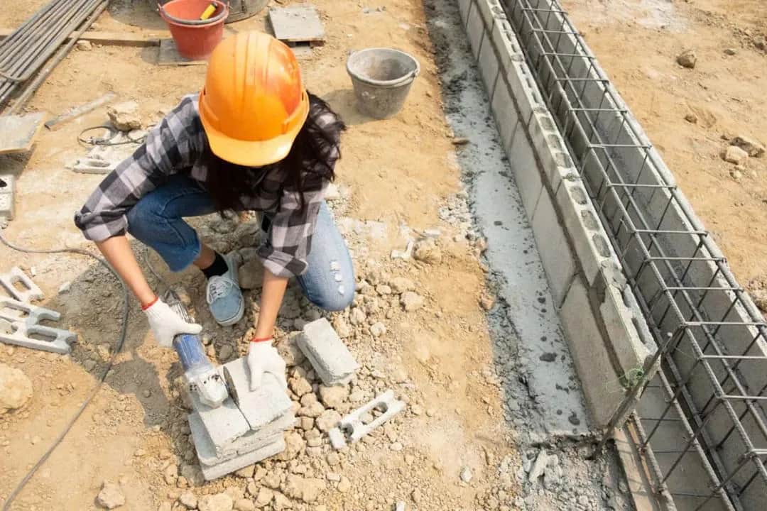 Jaki beton na posadzkę B15 czy B20? Kluczowe różnice i porady.