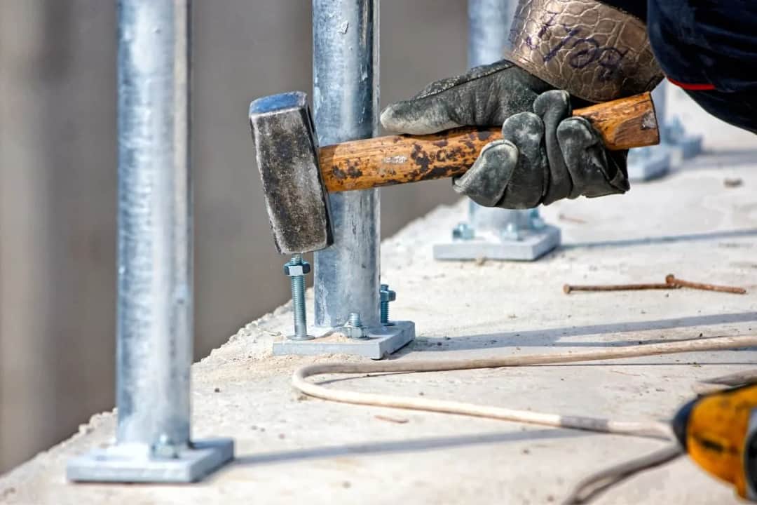 Jak mocować kotwy do betonu? Kluczowe wskazówki i kroki montażu