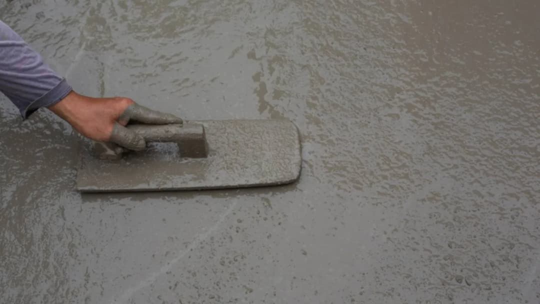 Jaki beton pod słupy wiaty? Klasy, przygotowanie fundamentów i porady.